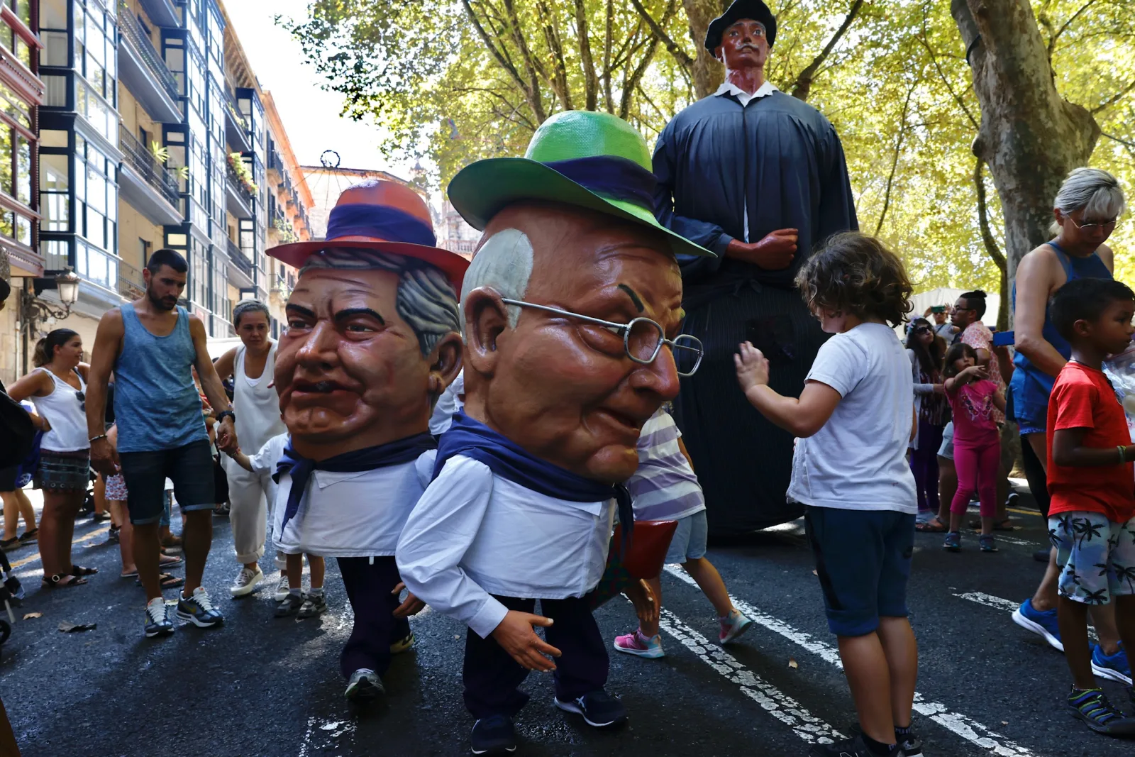 Pasacalles de gigantes y cabezudos con gaiteros y txistularis