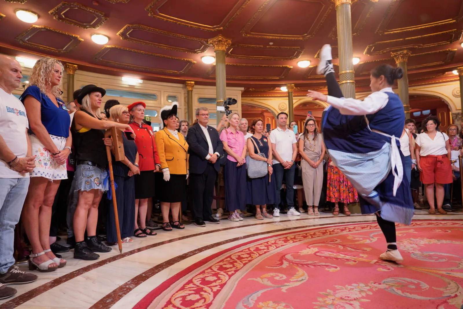 Una dantzari baila un aurresku en el salón del Teatro Arriaga