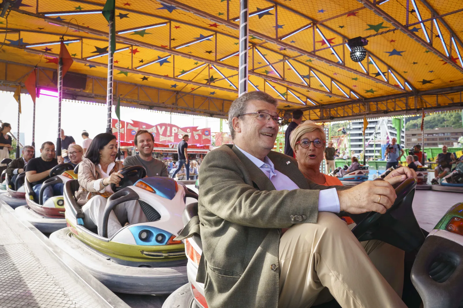 Dos personas montan en los autos de choque de las barracas