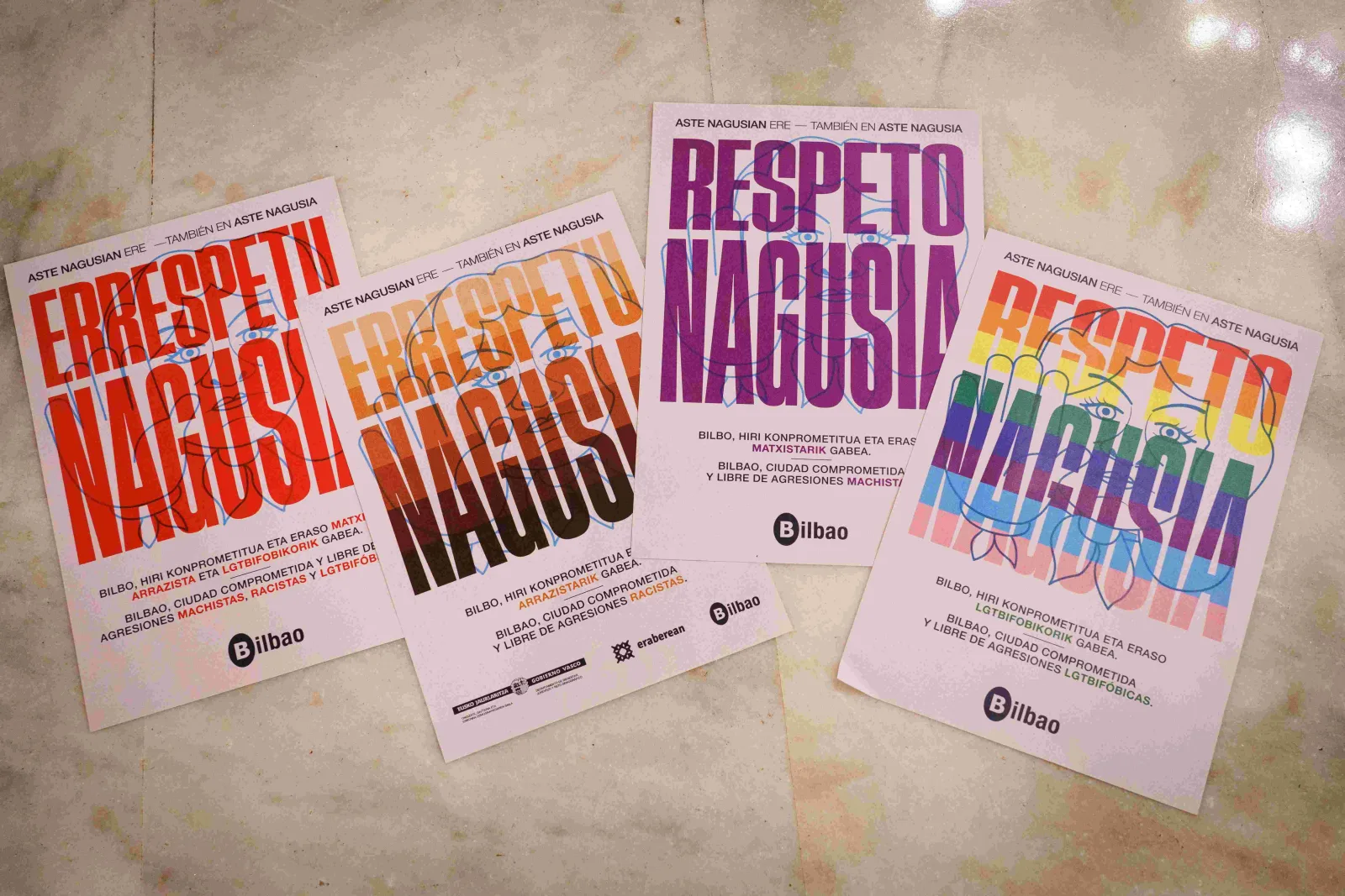Los cuatro carteles de los protocolos de la campaña, en euskera y castellano