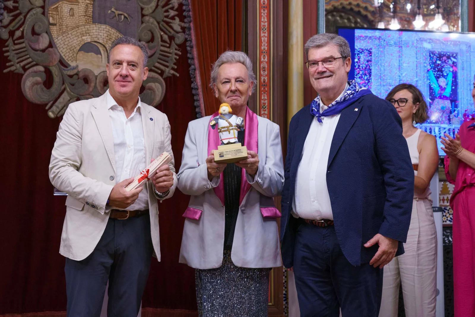 Tres personas posan con la figura del reconocimiento fuera de su caja; en la peana se lee la placa a Radio Nervión y TeleBilbao