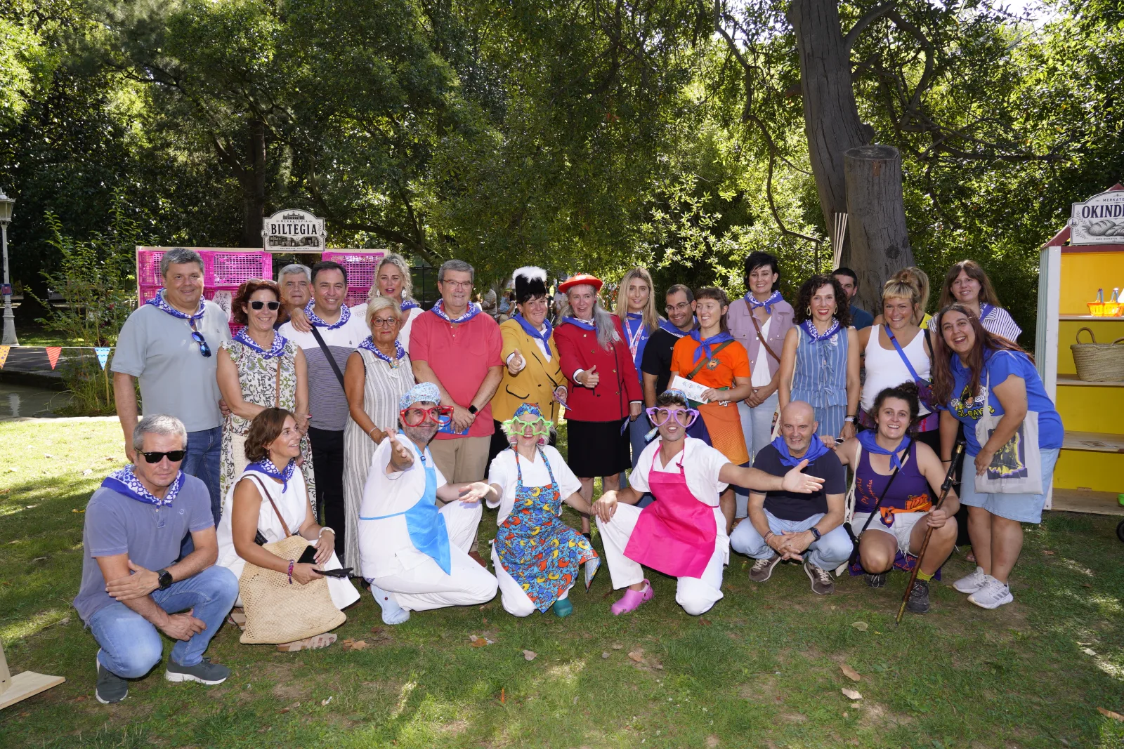 Foto de grupo del equipo del Txikigune ante los puestos del recinto