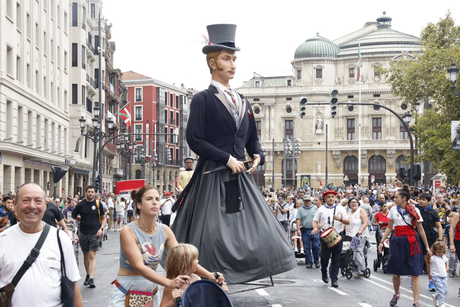 Un gigante recorre la Gran Vía de Bilbao entre el público