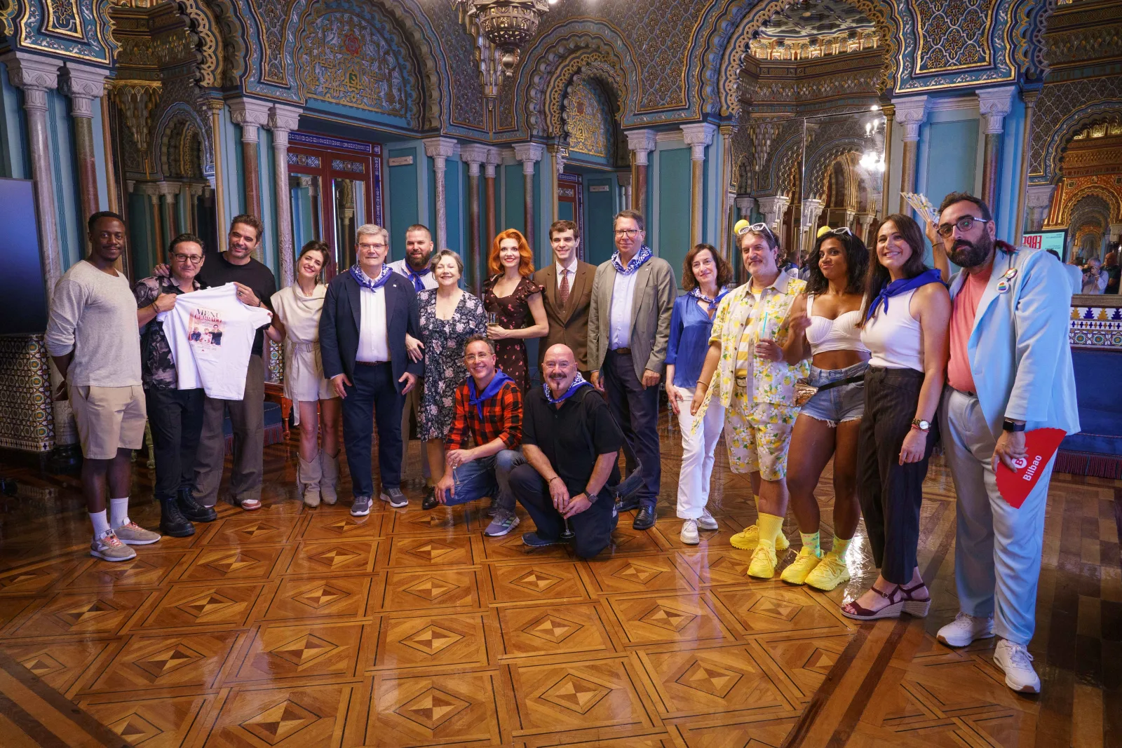 Un grupo posa con el Alcalde sosteniendo una camiseta con el cartel de «Menú cerrado» en el salón del Ayuntamiento