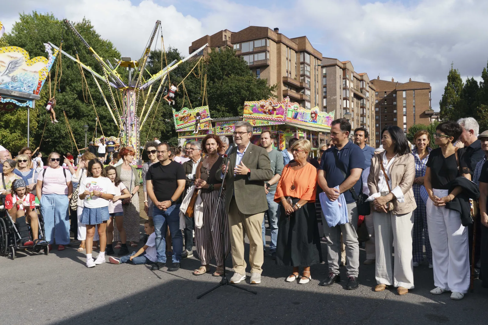 Público y representantes municipales en la inauguración de las barracas, entre las atracciones