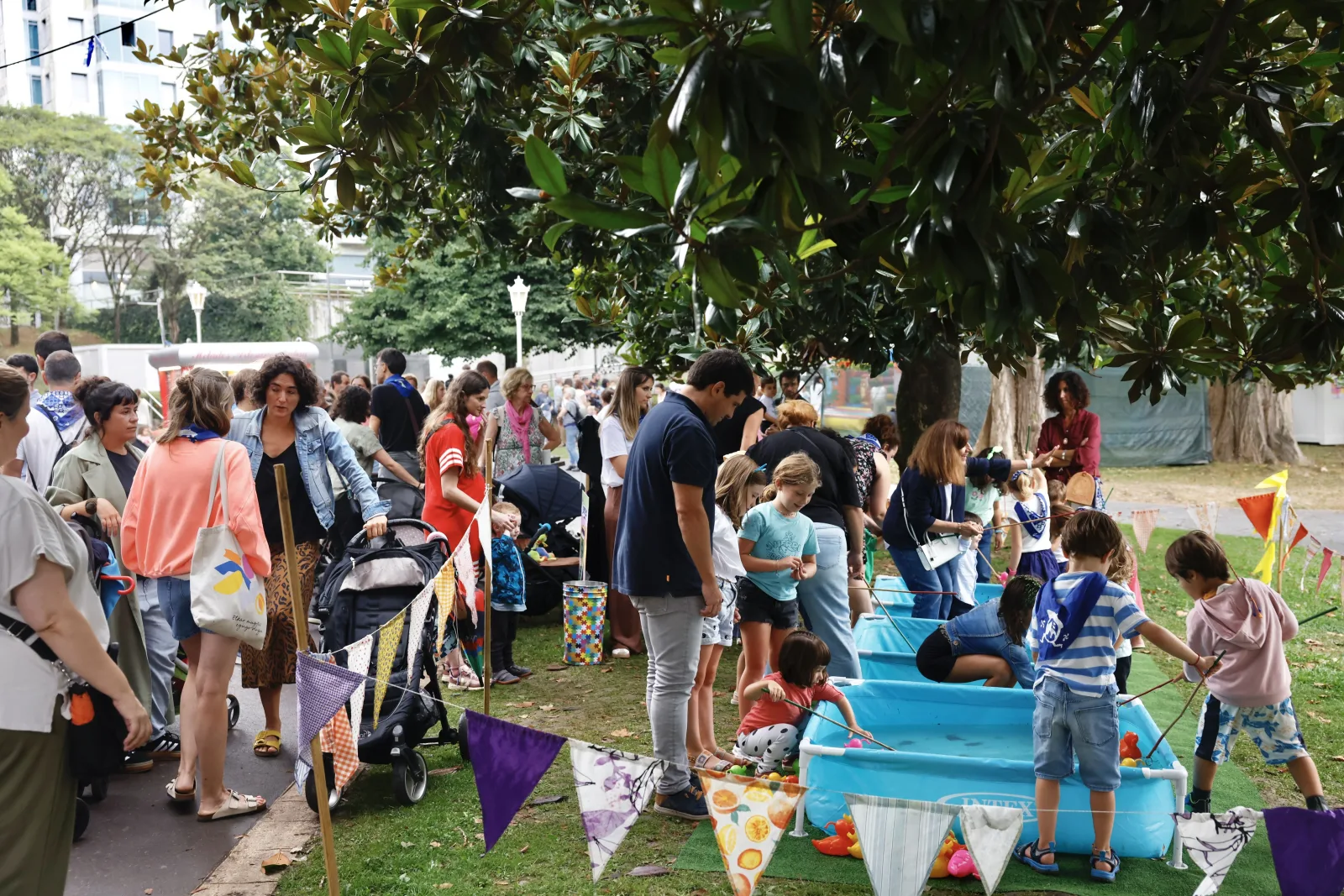 Niños y familias en los juegos de agua del Txikigune