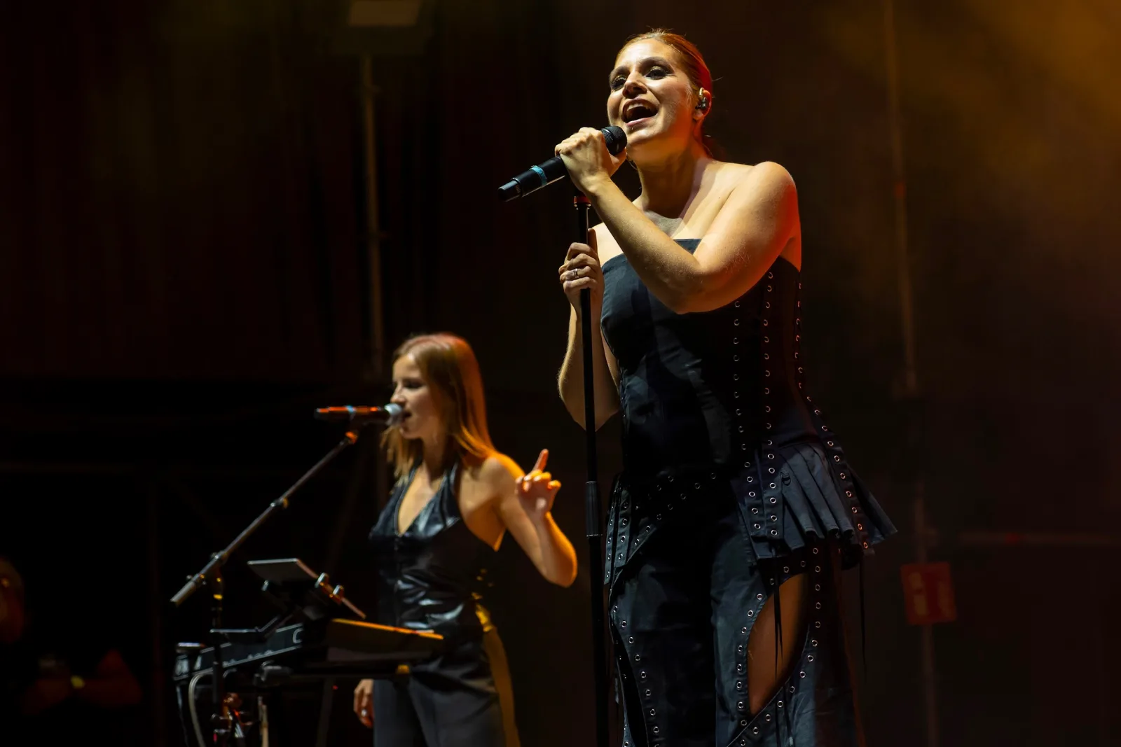 Leire Martínez canta en primer término y otra integrante de la banda la acompaña al fondo