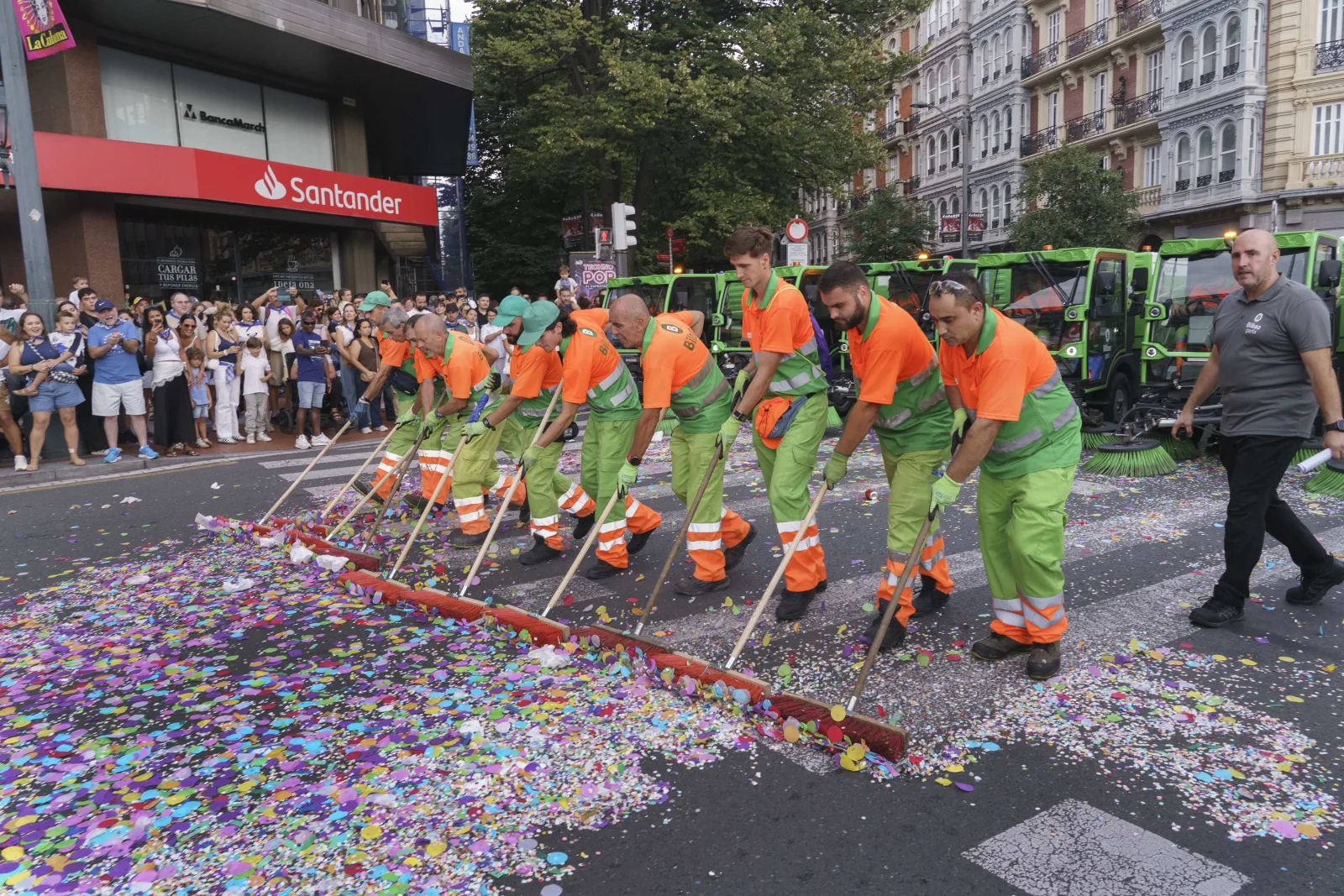Operarios de limpieza barren el confeti de la Gran Vía tras el desfile