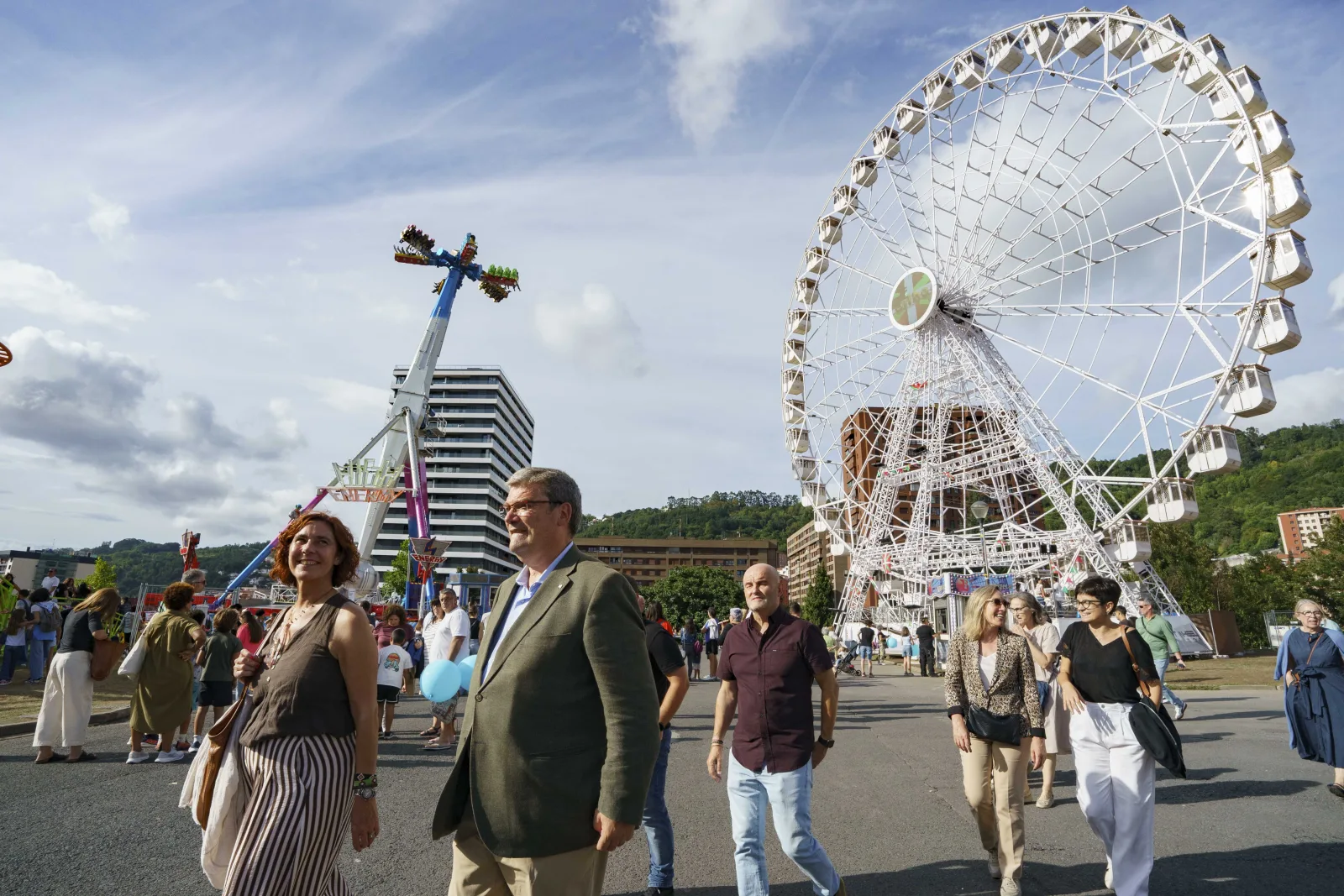 La noria de las barracas del Parque Etxebarria, con Bilbao al fondo