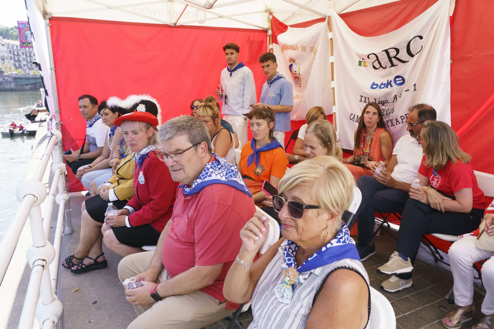 Público y representantes municipales siguen la regata desde la carpa junto a la Ría