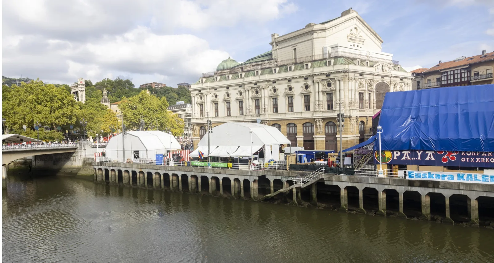 El Teatro Arriaga y el recinto festivo vistos desde la otra orilla de la Ría