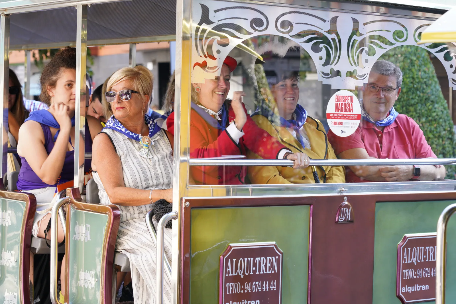 Pasajeros en un vagón del tren txu-txu de la Aste Nagusia, camino del Parque de Doña Casilda