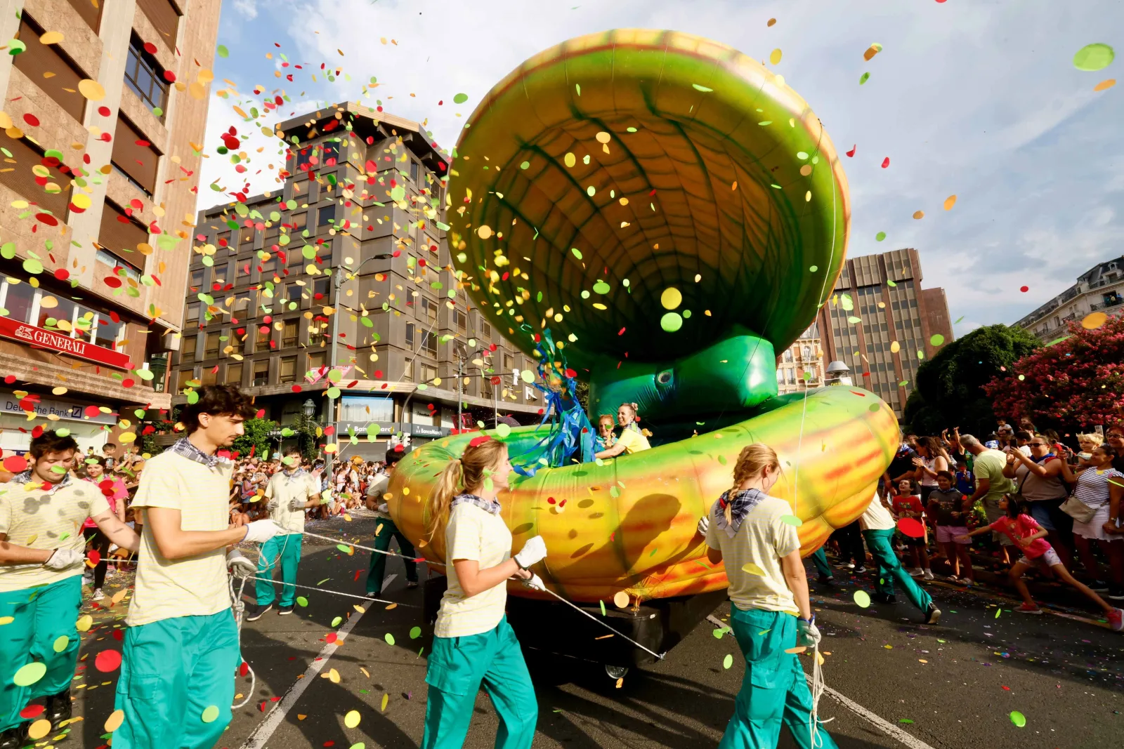 La txirla hinchable del desfile, abierta y rodeada de confeti