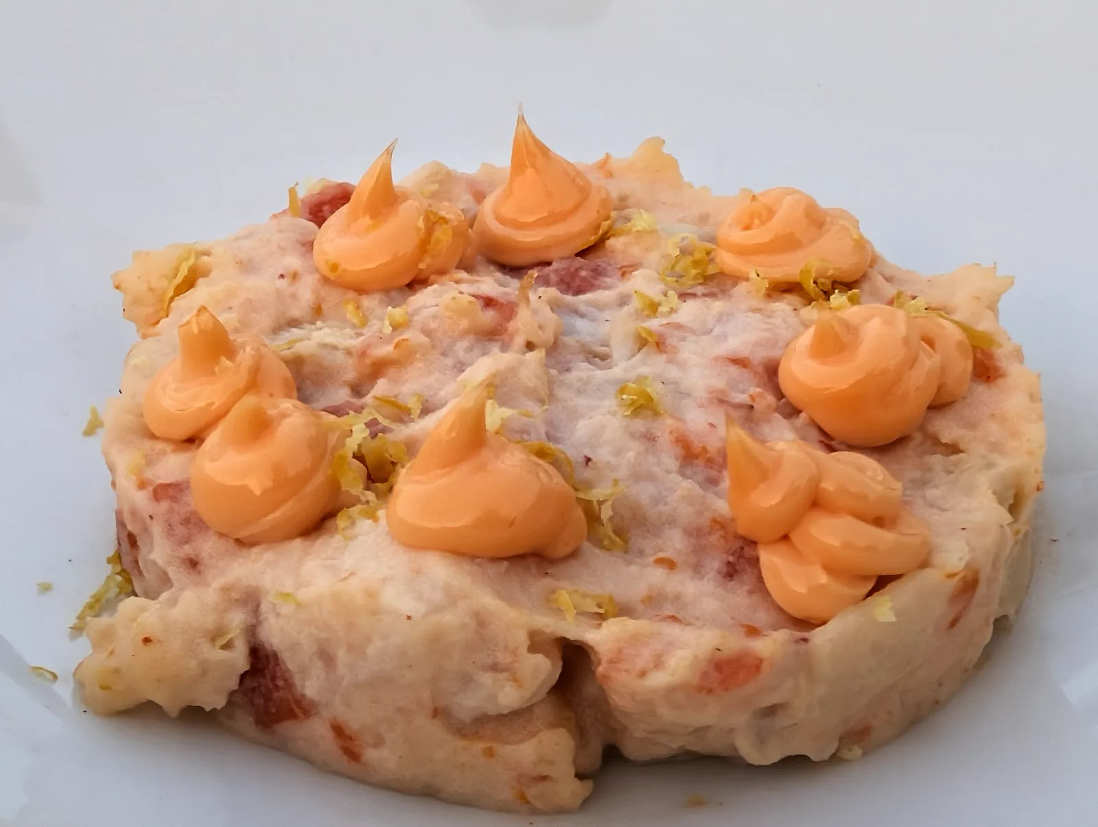 Ensaladilla de langostinos y carabineros coronada con puntos de salsa rosa y ralladura de limón, servida en La Perla