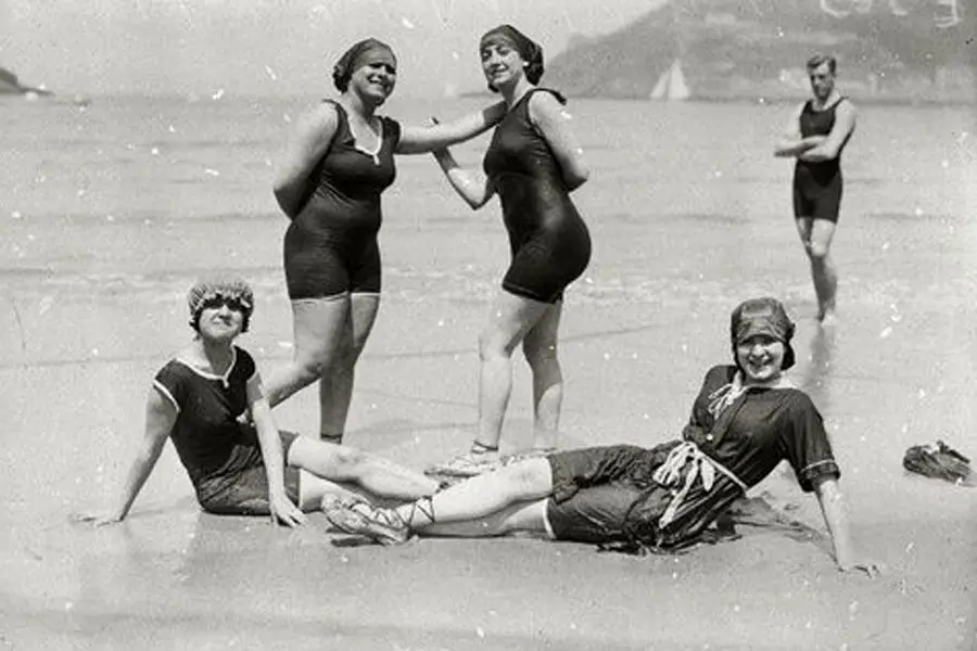Guretara. Paseo y baño años 20 en la playa de La Concha con los Bebés de la Bulla