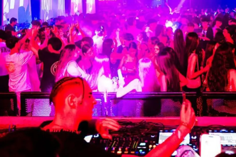 Kursaal espacio abierto. "Noche DJ": DJ Aitana Grandes | DJ Troti