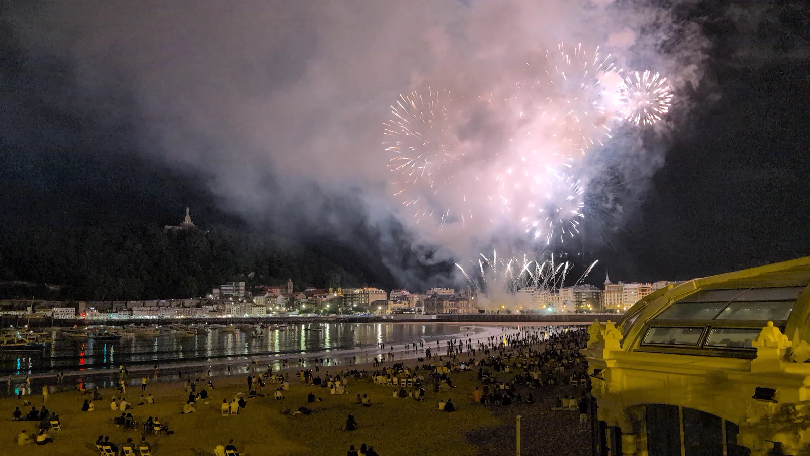 Varias palmeras de fuegos artificiales abriéndose a la vez sobre el centro de Donostia