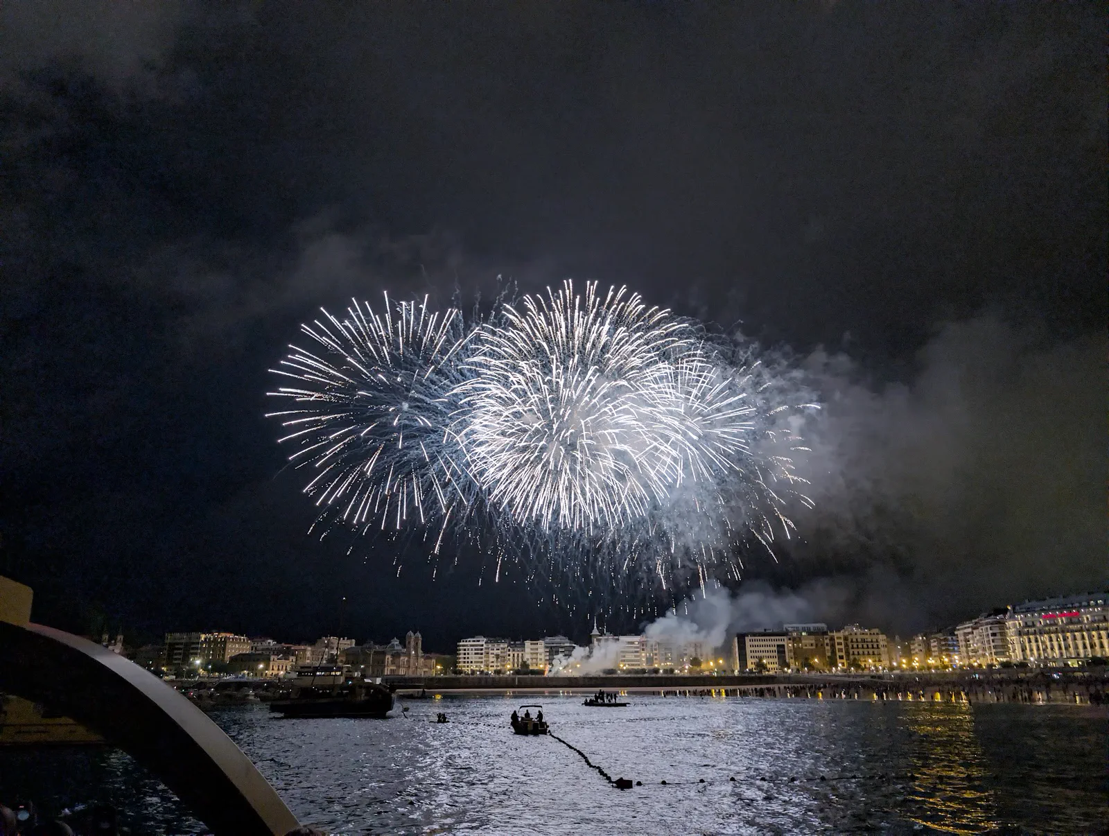 Gran estallido blanco sobre la bahía, con el reflejo alargado sobre el agua