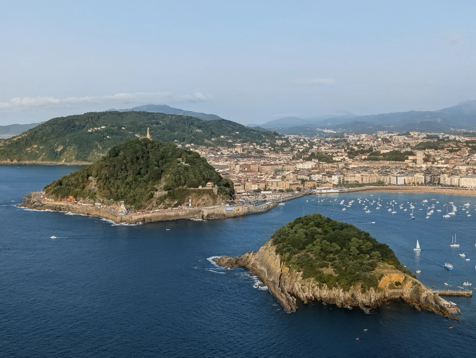 La isla de Santa Clara en el centro de la bahía de la Concha, vista desde lo alto del monte Igueldo con la ciudad de Donostia detrás