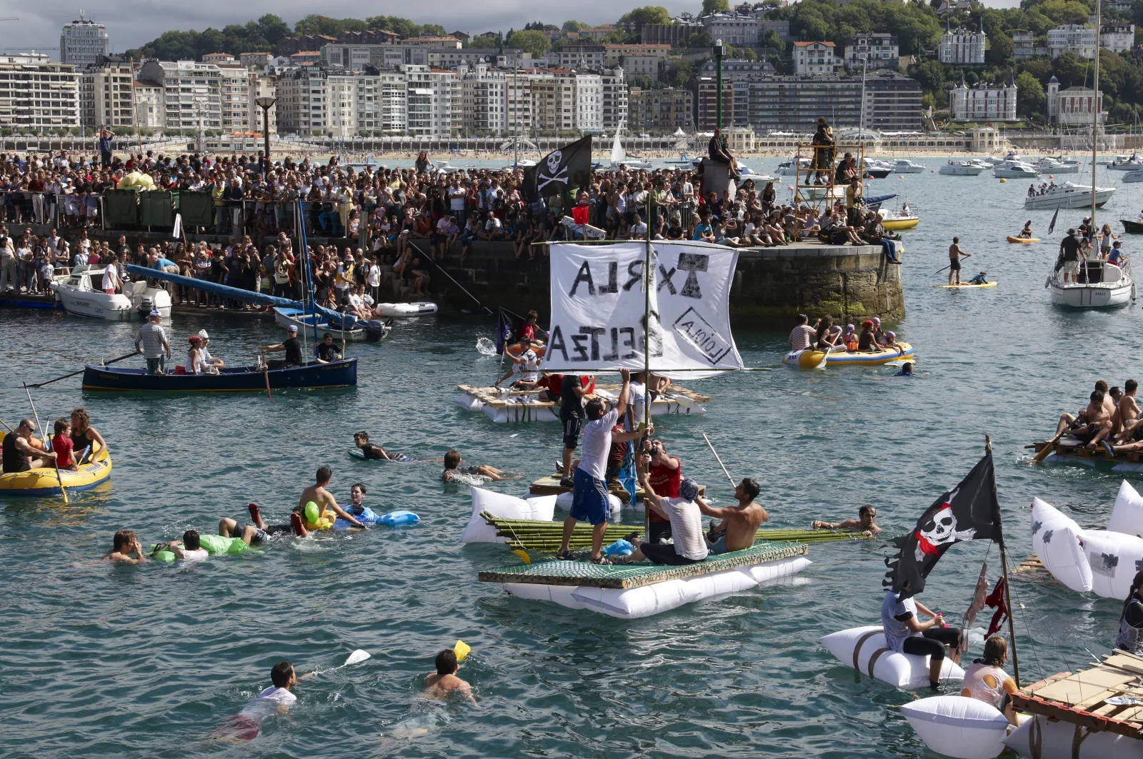 Del muelle a la orilla: así funciona el Abordaje pirata que hoy llena La Concha de balsas caseras