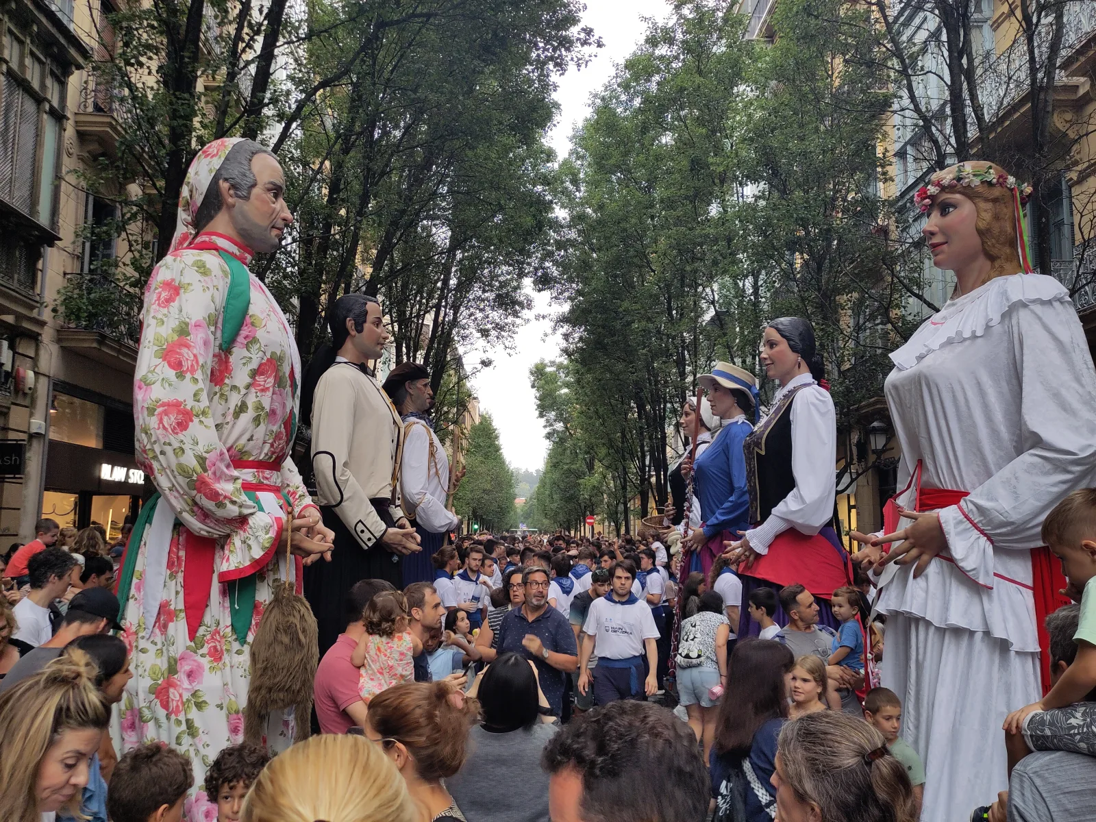 Setenta kilos a hombros: los gigantes de Donostia salen este año más pesados y con un recorrido nuevo por Gros