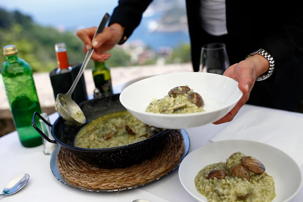 Arroz marinero servido en el Asador Alaia