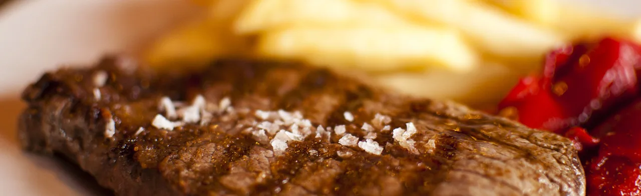Chuletón a la brasa con pimientos y patatas del Asador Alaia