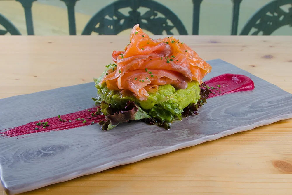 Plato de salmón con aguacate servido en el Café de la Concha