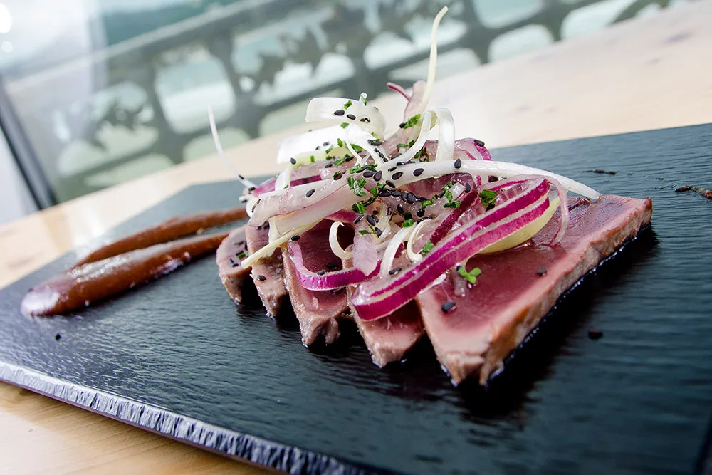 Tataki de atún rojo servido en el Café de la Concha
