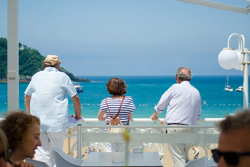 Terraza del Café de la Concha sobre la playa de la Concha, con mesas frente a la bahía de Donostia