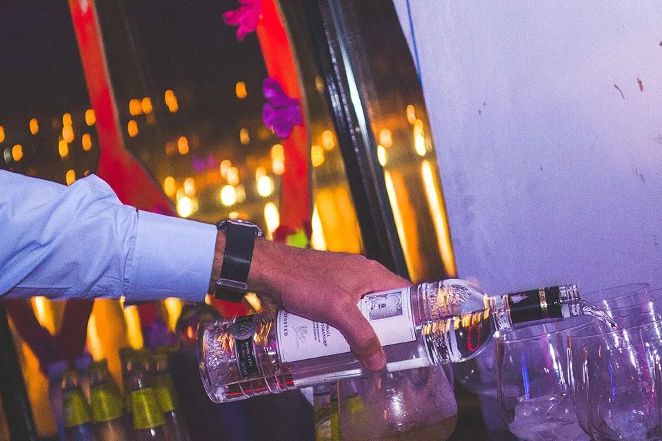 Servicio de botella en un reservado del GU San Sebastián, con las luces de la ciudad al fondo
