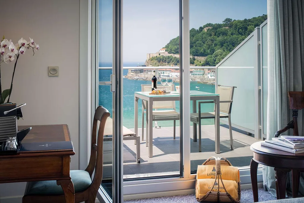 Habitación del Hotel de Londres y de Inglaterra con balcón abierto a la bahía de la Concha