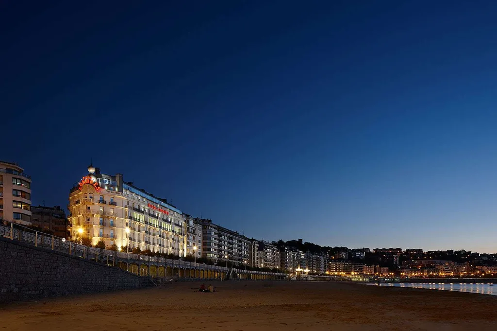 El Hotel de Londres y de Inglaterra iluminado de noche frente al paseo de la Concha