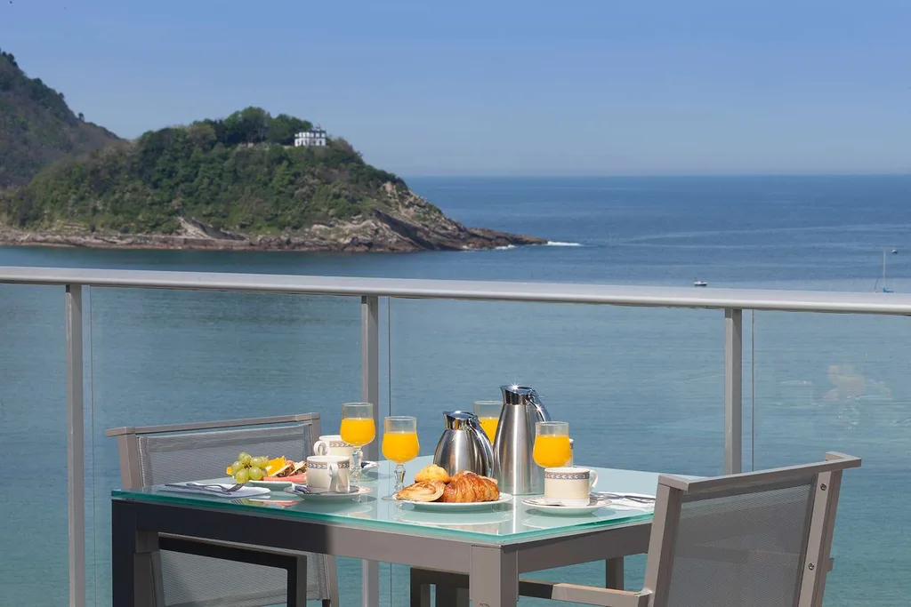 Desayuno en una terraza del Hotel de Londres y de Inglaterra con vistas a la bahía de la Concha
