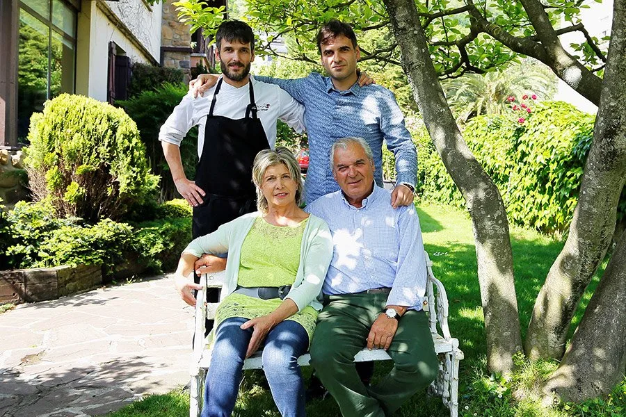 La familia de Saltxipi posando en el jardín de la villa de Ategorrieta