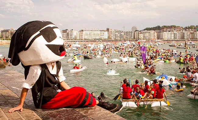 Participantes de Donostiako Piratak durante la Aste Nagusia de Donostia