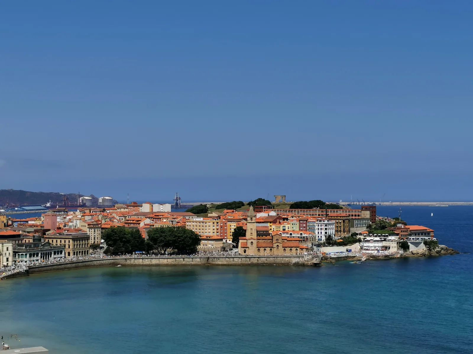 Gijón quiere volver a lanzar los fuegos desde el mar, 27 años después