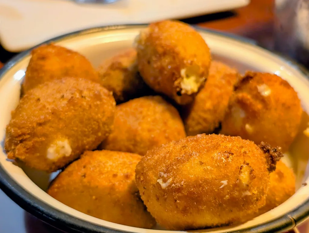 Croquetas caseras servidas en la Taberna Santoña
