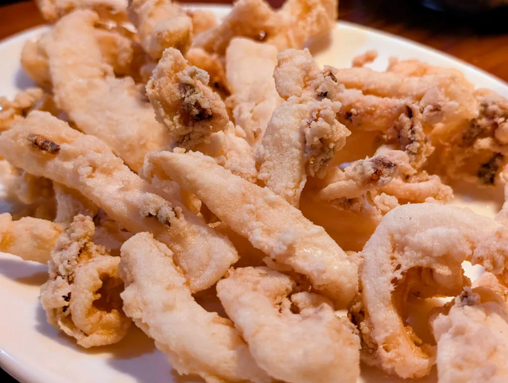 Ración de rabas (calamares rebozados y fritos) en la Taberna Santoña