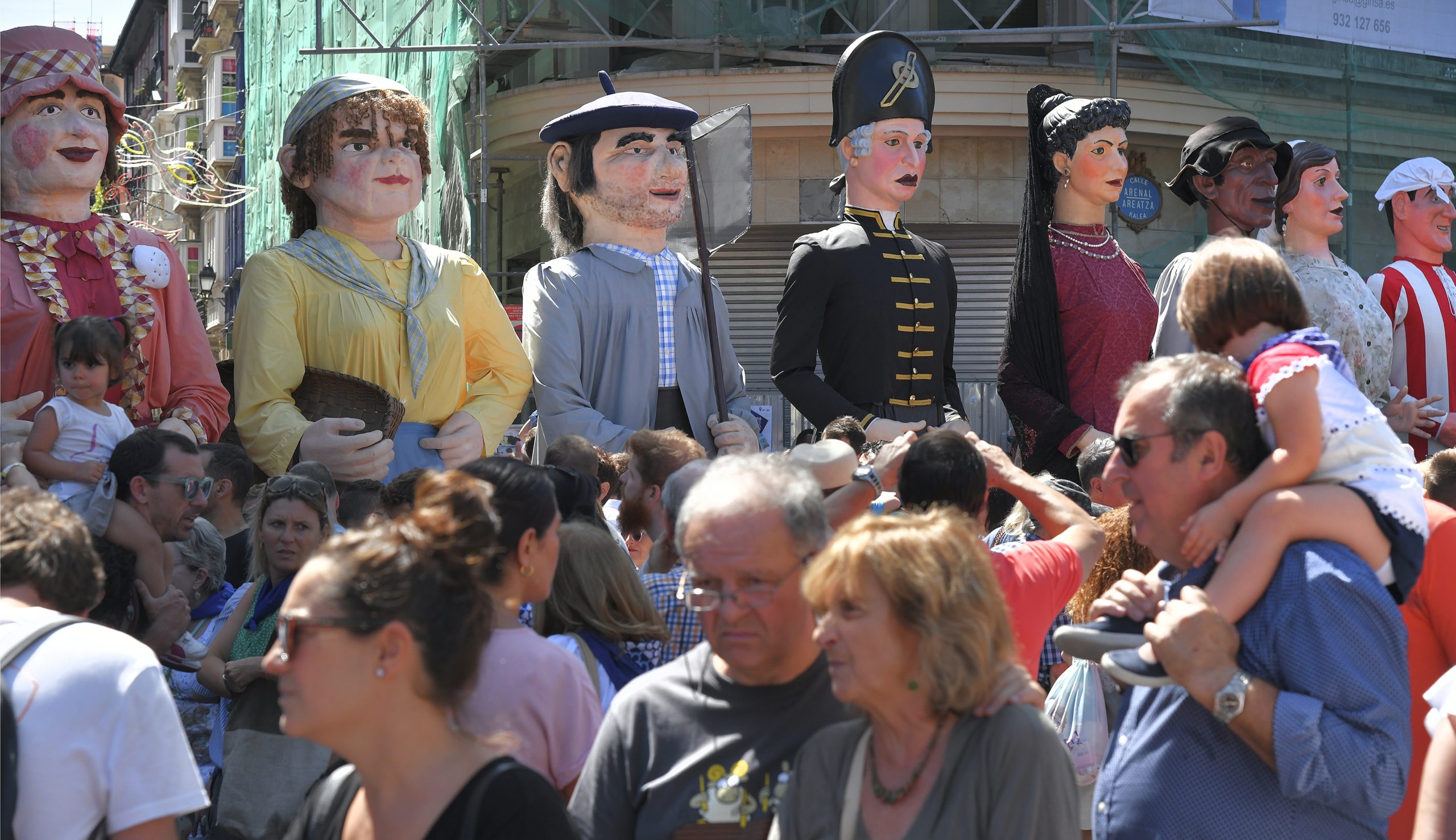 Pasacalles de gigantes y cabezudos con gaiteros y txistularis