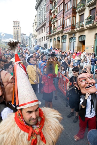 Salida de gigantes y cabezudos con txistularis y gaiteros.