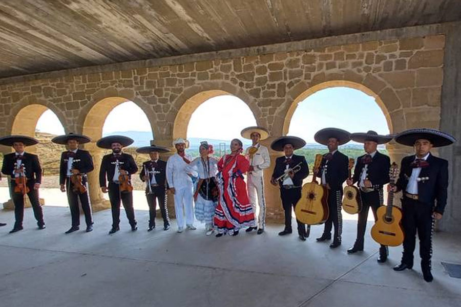 Mariachi Internacional «México en el corazón» y Rafael Jorge Negrete