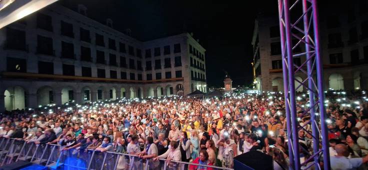 El concierto del chupinazo en Santander reúne a más de 4.000 personas